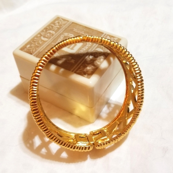 Vintage Liz Claiborne X's Kisses Bangle Bracelet - Picture 5 of 6